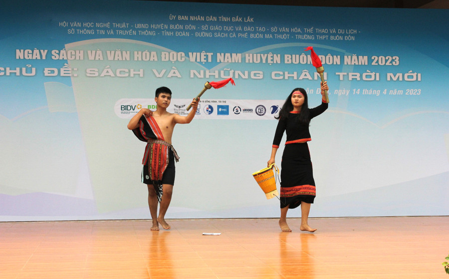 Nhân vật T' nú và Mai (tác phẩm: Rừng xà Nu của Nguyễn Trung Thành) do các em học sinh THPT Buôn Đôn hóa trang.