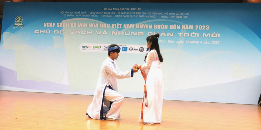 Hoạt cảnh Thúy Kiều - Kim Trọng (trích: Truyện Kiều - Nguyễn Du) mang lại nhiều ấn tượng cho mọi người.