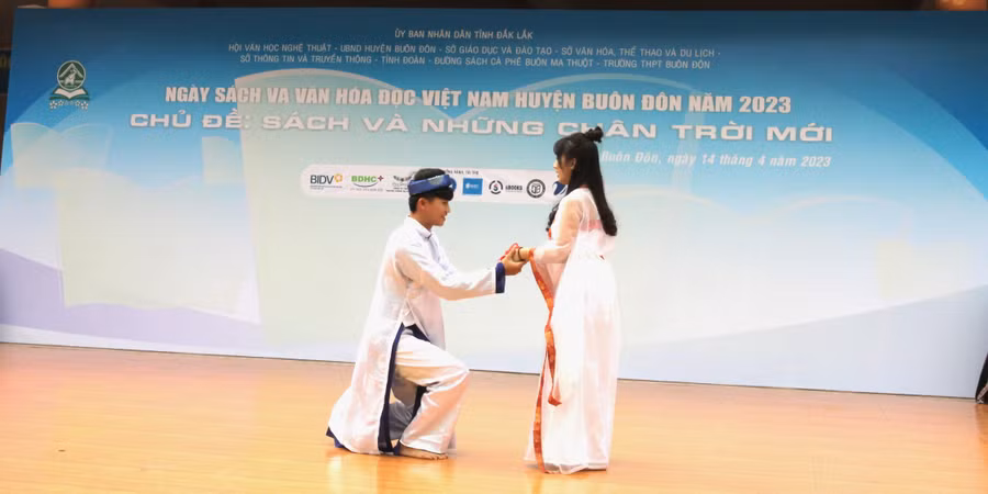 Hoạt cảnh Thúy Kiều - Kim Trọng (trích: Truyện Kiều - Nguyễn Du) mang lại nhiều ấn tượng cho mọi người. Hoạt cảnh Thúy Kiều - Kim Trọng (trích: Truyện Kiều - Nguyễn Du) mang lại nhiều ấn tượng cho mọi người.