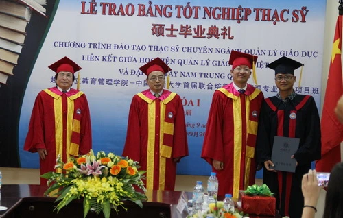 23 thạc sỹ quản lý giáo dục đầu tiên liên kết với ĐH Tây Nam (Trung Quốc) nhận bằng tốt nghiệp