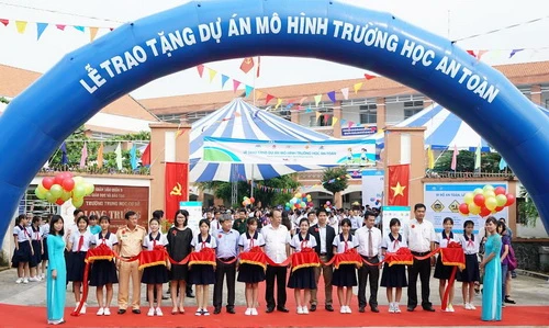 Trao tặng cơ sở vật chất cho mô hình trường học an toàn