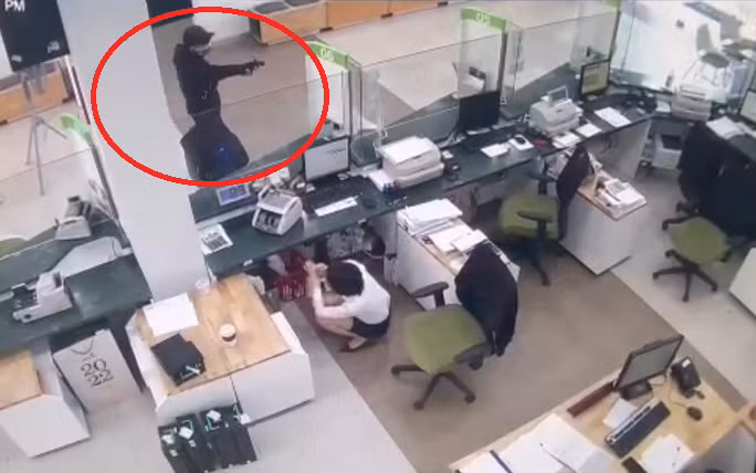 Hình ảnh vụ cướp được camera ghi lại.