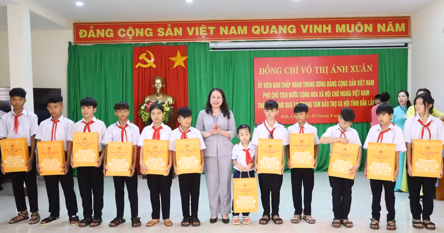 Phó Chủ tịch nước Võ Thị Ánh Xuân tặng quà Trung thu cho các em học sinh của Trung tâm. (Ảnh: TT)