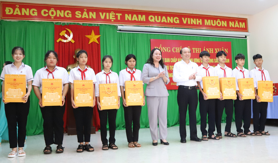 Phó Chủ tịch nước Võ Thị Ánh Xuân và Chủ tịch UBND tỉnh Đắk Lắk -Phạm Ngọc Nghị tặng quà Trung thu cho các em học sinh của Trung tâm. (Ảnh: TT) Phó Chủ tịch nước Võ Thị Ánh Xuân và Chủ tịch UBND tỉnh Đắk Lắk -Phạm Ngọc Nghị tặng quà Trung thu cho các em học sinh của Trung tâm. (Ảnh: TT)