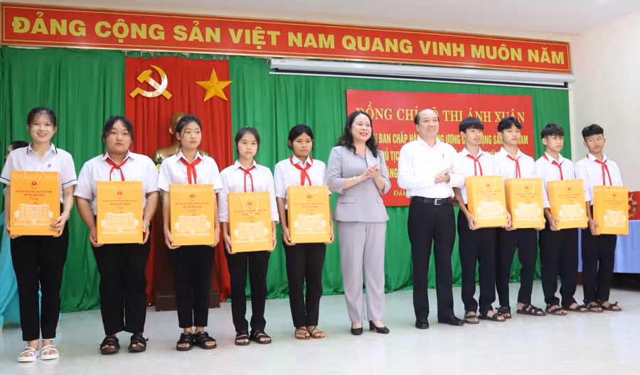 Phó Chủ tịch nước Võ Thị Ánh Xuân và Chủ tịch UBND tỉnh Đắk Lắk -Phạm Ngọc Nghị tặng quà Trung thu cho các em học sinh của Trung tâm. (Ảnh: TT)