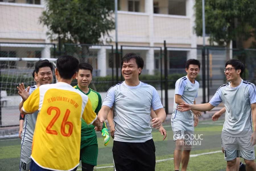 Sôi nổi giải bóng đá giao hữu Bộ GD&ĐT chào mừng Ngày Nhà giáo Việt Nam ảnh 11