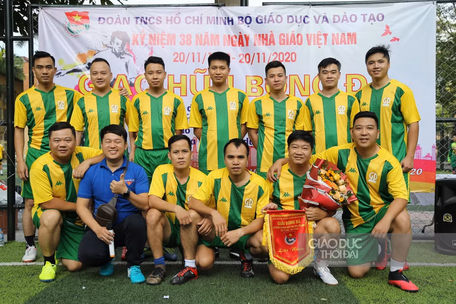 Sôi nổi giải bóng đá giao hữu Bộ GD&ĐT chào mừng Ngày Nhà giáo Việt Nam ảnh 3