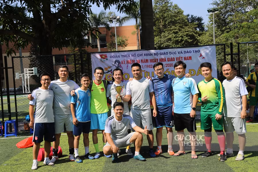 Kết thúc giải đấu giao hữu, đội bóng của Bộ GD&ĐT giành giải nhất.