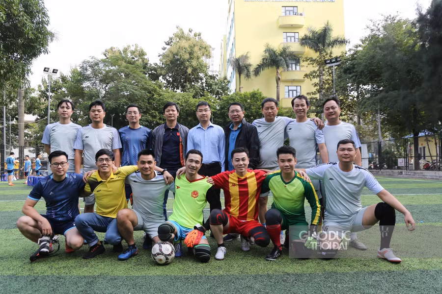 Sôi nổi giải bóng đá giao hữu Bộ GD&ĐT chào mừng Ngày Nhà giáo Việt Nam ảnh 1
