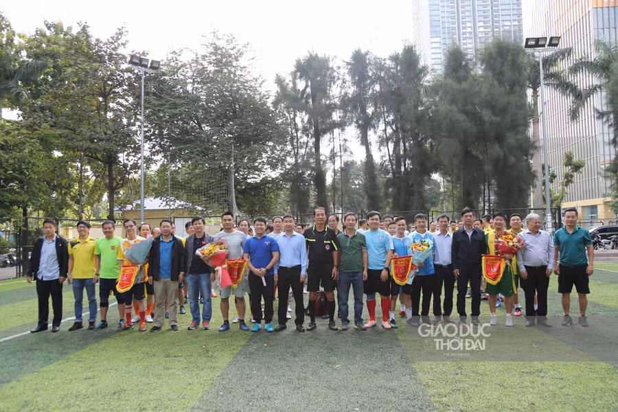 4 đội chụp ảnh lưu niệm trước giải đấu.