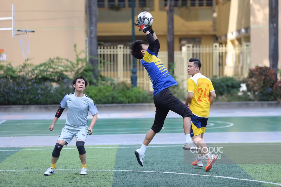 Rất nhiều pha bóng gay cấn đã diễn ra trên sân.