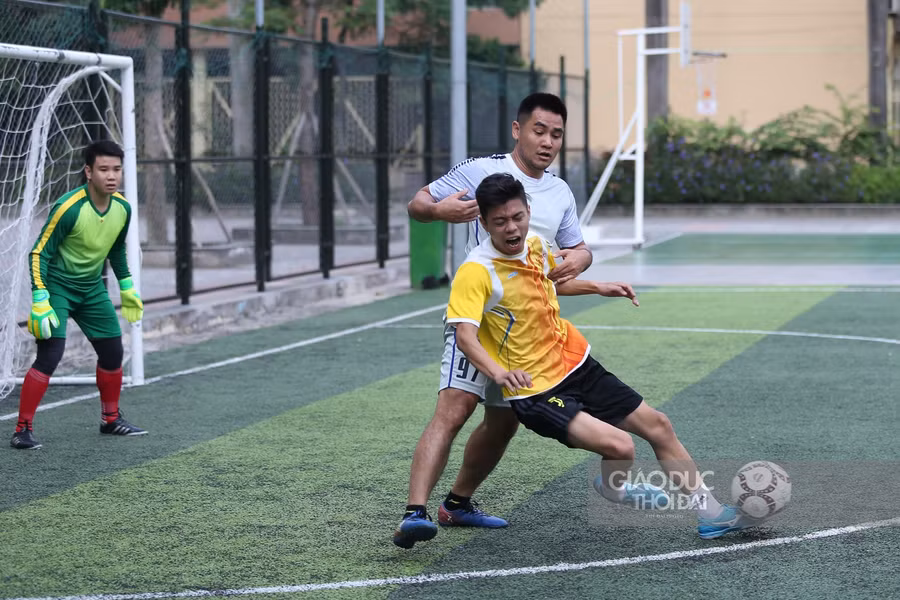 Sôi nổi giải bóng đá giao hữu Bộ GD&ĐT chào mừng Ngày Nhà giáo Việt Nam ảnh 6