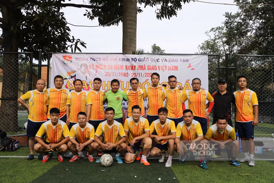 Sôi nổi giải bóng đá giao hữu Bộ GD&ĐT chào mừng Ngày Nhà giáo Việt Nam ảnh 2