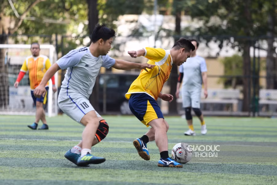 Sôi nổi giải bóng đá giao hữu Bộ GD&ĐT chào mừng Ngày Nhà giáo Việt Nam ảnh 7