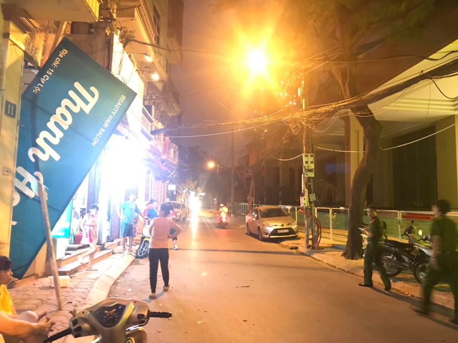 Hà Nội: Thanh kim loại từ trên cao rơi đâm thủng biển quảng cáo, nhiều người hoảng sợ
