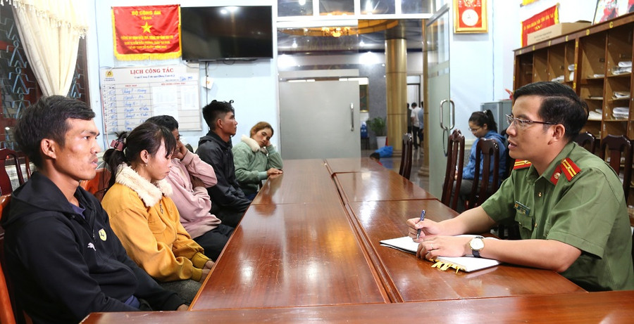 Những người vượt biên được cơ quan Công an hỗ trợ quay về. Ảnh: Công an Gia Lai. Những người vượt biên được cơ quan Công an hỗ trợ quay về. Ảnh: Công an Gia Lai.
