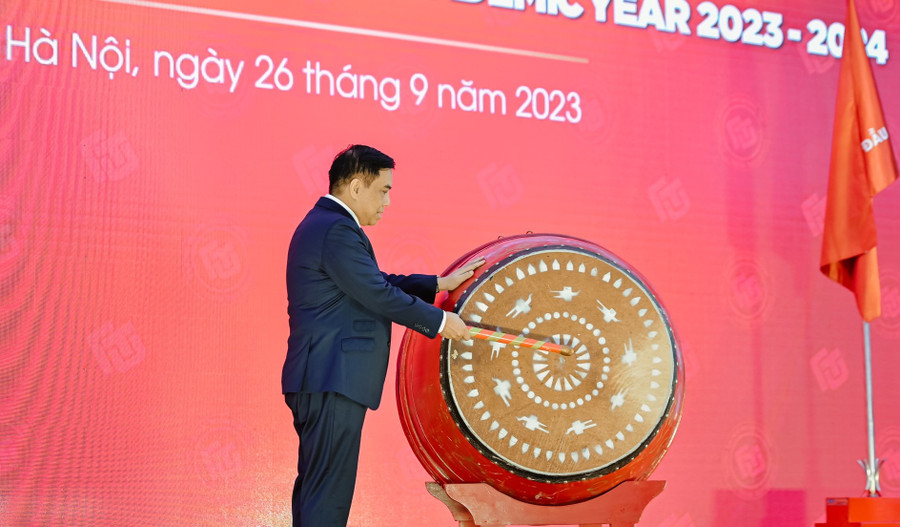 PGS.TS Bùi Anh Tuấn đánh trống khai giảng năm học mới 2023- 2024. PGS.TS Bùi Anh Tuấn đánh trống khai giảng năm học mới 2023- 2024.