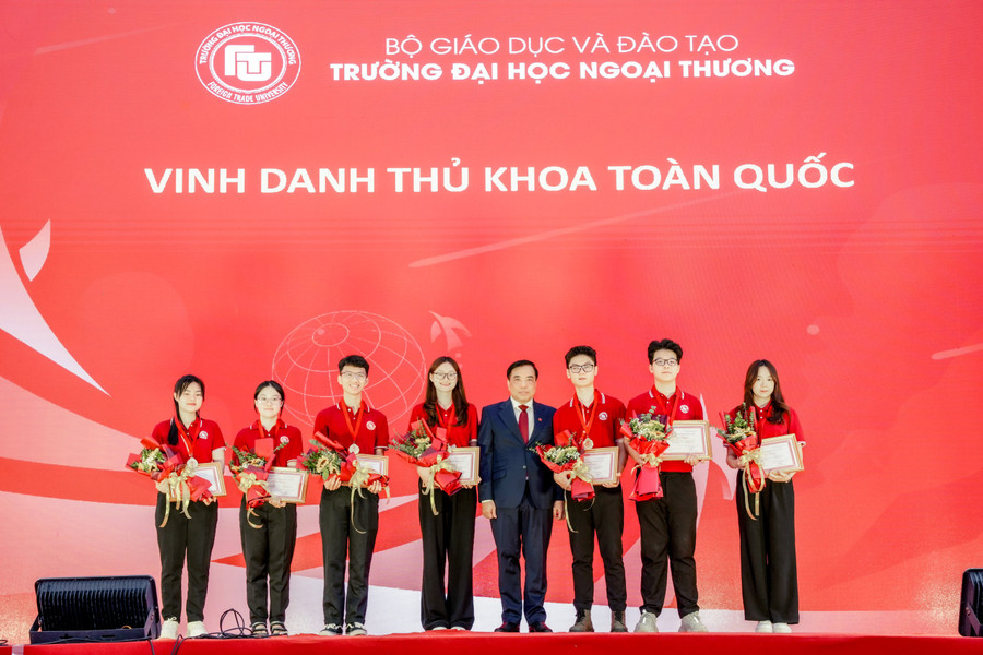 Khen thưởng các thủ khoa trúng tuyển vào Trường Đại học Ngoại thương. Khen thưởng các thủ khoa trúng tuyển vào Trường Đại học Ngoại thương.
