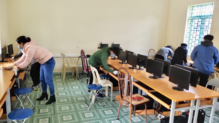 Từng ngóc ngách trong phòng máy được lau chùi kỹ Từng ngóc ngách trong phòng máy được lau chùi kỹ