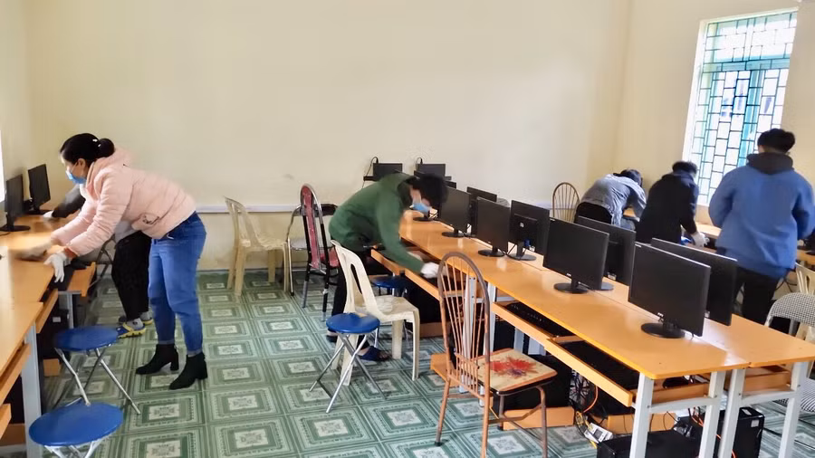 Từng ngóc ngách trong phòng máy được lau chùi kỹ