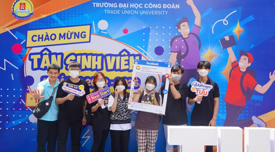 Tân sinh viên Trường ĐH Công đoàn trong ngày nhập học.