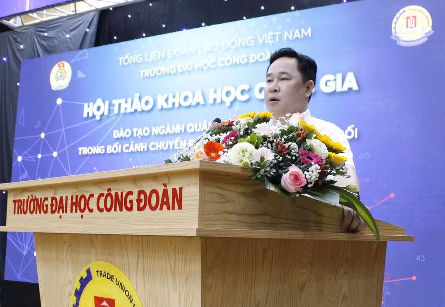 TS Lê Mạnh Hùng - Hiệu trưởng Trường ĐH Công đoàn phát biểu khai mạc hội thảo.