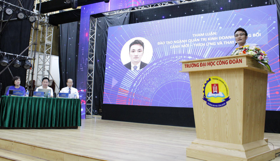 PGS.TS Hà Sơn Tùng - Trưởng khoa QTKD – Trường Đại học Kinh tế Quốc dân tham luận tại hội thảo. PGS.TS Hà Sơn Tùng - Trưởng khoa QTKD – Trường Đại học Kinh tế Quốc dân tham luận tại hội thảo.