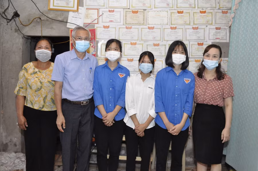 Bà Đặng Thị Quỳnh Diệp - Giám đốc Sở GD&amp;ĐT tỉnh Hà Tĩnh (ngoài cùng bên phải) và ông Đoàn Đình Anh - Chủ tịch Hội Khuyến học tỉnh Hà Tĩnh động viên 4 mẹ con chị Quyên.