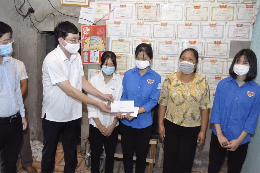 Đại diện Thị uỷ Kỳ Anh tặng quà 3 cháu trong ngày Báo GD&amp;TĐ và mạnh thường quân khởi công nhà nhân ái cho 3 cháu.