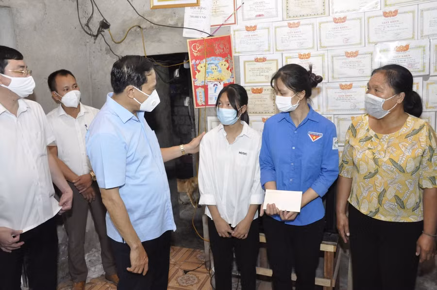 Chủ tịch tỉnh Hà Tĩnh ông Võ Trọng Hải rất khâm phục nghị lực vươn lên trong cuộc sống, học tập của 3 chị em Phương Anh.