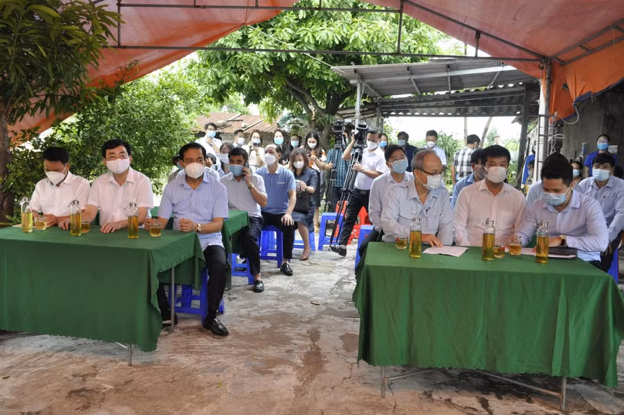 Lãnh đạo tỉnh Hà Tĩnh, các mạnh thường quân, đại diện chính quyền địa phương, thầy cô giáo cùng tham gia lễ khởi công nhà cho 3 em.