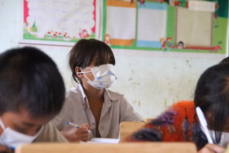 Học sinh Trường Tiểu học xã Mường Hoong còn nhiều khó khăn, thiếu thốn.