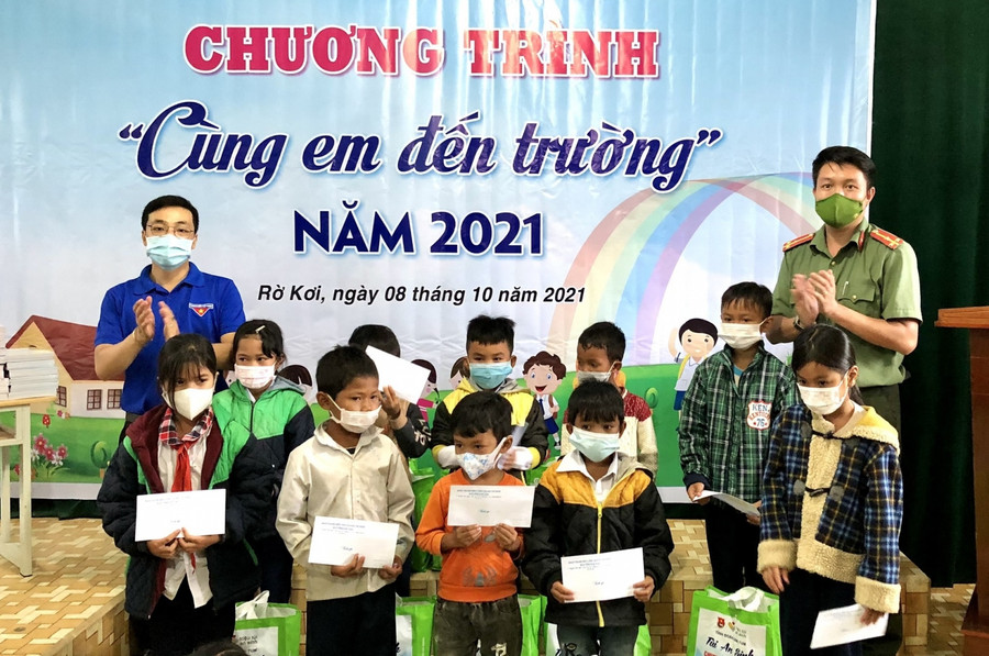 Chương trình “Cùng em đến trường” trao tặng học bổng, đồ dùng học tập... cho học sinh khó khăn.