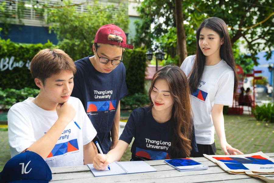 Sinh viên trường Đại học Thăng Long trẻ trung, năng động cùng bộ sưu tập thời trang "Thang Long University".