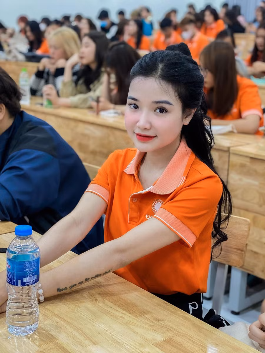 Hải Yến tại giảng đường đại học.