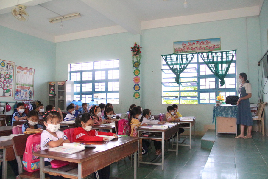 Giáo viên linh hoạt giảng dạy.