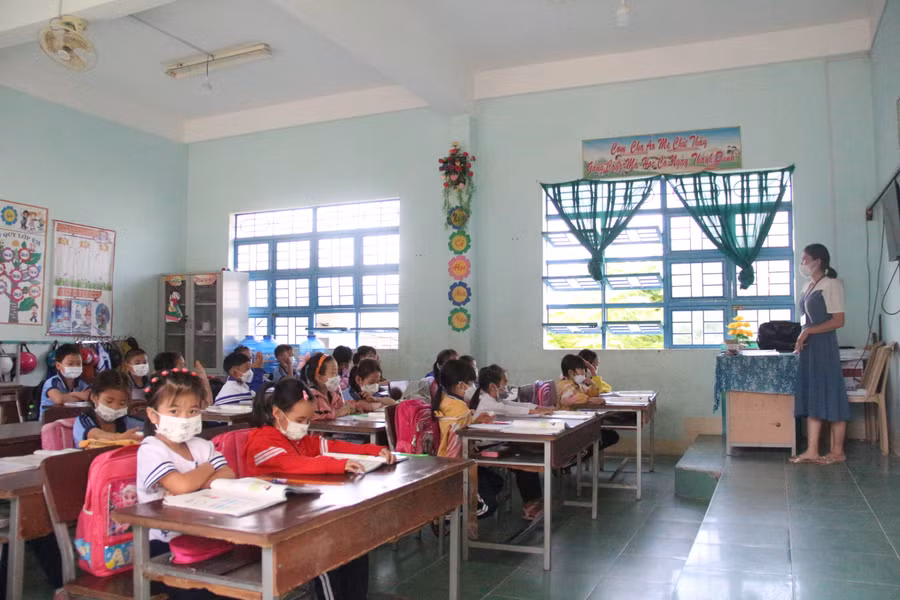 Giáo viên linh hoạt giảng dạy.