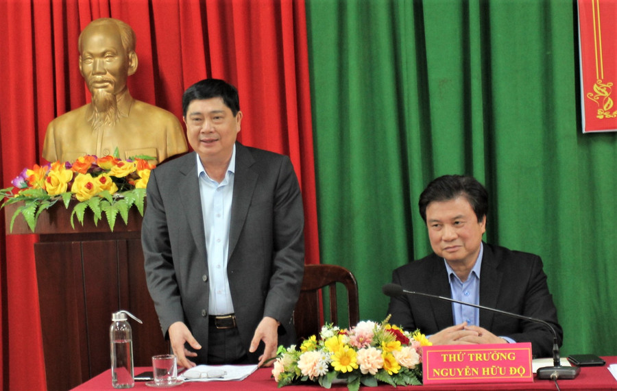 Giám đốc Sở GD&ĐT Đắk Lắk Phạm Đăng Khoa giới thiệu với Thứ trưởng về các trường THPT tham gia buổi làm việc. Giám đốc Sở GD&ĐT Đắk Lắk Phạm Đăng Khoa giới thiệu với Thứ trưởng về các trường THPT tham gia buổi làm việc.