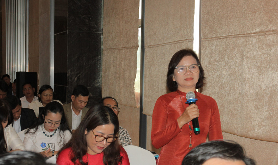 Đại diện Sở GD&ĐT Thừa Thiên - Huế tham gia ý kiến thảo luận tại Hội nghị.