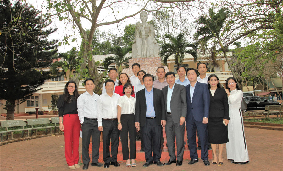 Lãnh đạo các trường THPT trên địa bàn huyện Krông Pắc chụp hình lưu niệm với Thứ trưởng Nguyễn Hữu Độ và đoàn công tác. Lãnh đạo các trường THPT trên địa bàn huyện Krông Pắc chụp hình lưu niệm với Thứ trưởng Nguyễn Hữu Độ và đoàn công tác.