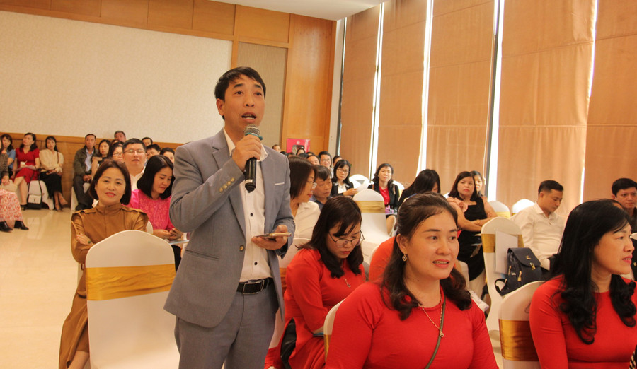 Ông Dương Văn Chính - Hiệu trưởng Trường tiểu học Sapa cho ý kiến thảo luận tại Hội nghị.