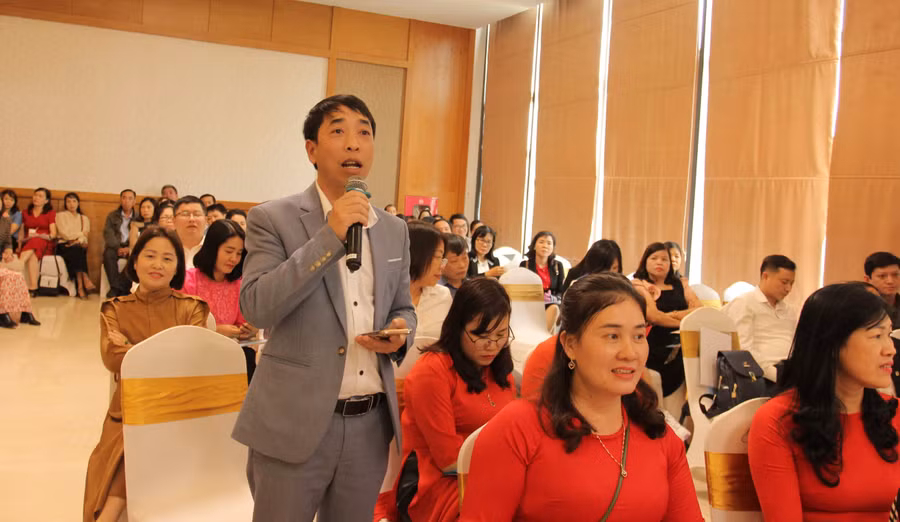 Ông Dương Văn Chính - Hiệu trưởng Trường tiểu học Sapa cho ý kiến thảo luận tại Hội nghị.