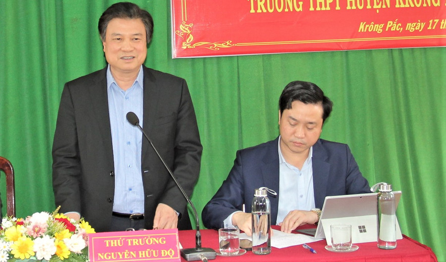 Thứ trưởng Nguyễn Hữu Độ trao đổi, giải đáp những băn khoăn của lãnh đạo các trường học. Thứ trưởng Nguyễn Hữu Độ trao đổi, giải đáp những băn khoăn của lãnh đạo các trường học.