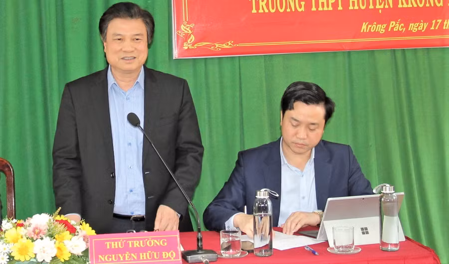 Thứ trưởng Nguyễn Hữu Độ trao đổi, giải đáp những băn khoăn của lãnh đạo các trường học.