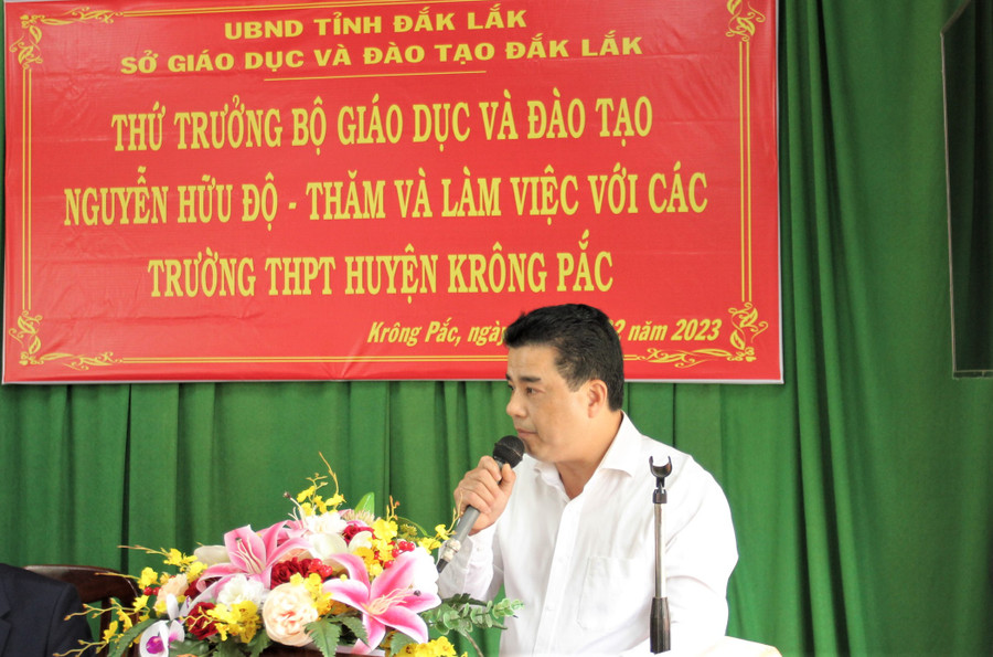 Ông Võ Quốc Phong báo cáo với Thứ trưởng Nguyễn Hữu Độ và đoàn công tác. Ông Võ Quốc Phong báo cáo với Thứ trưởng Nguyễn Hữu Độ và đoàn công tác.