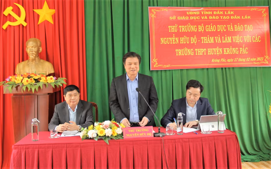 Thứ trưởng Nguyễn Hữu Độ làm việc với các trường THPT tại huyện Krông Pắc (Đắk Lắk).