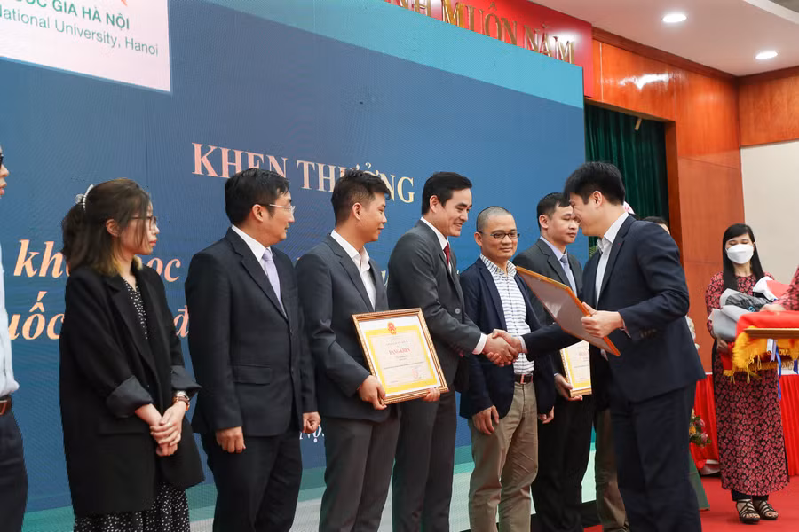 Trao thưởng và vinh danh các nhà khoa học có thành tích xuất sắc