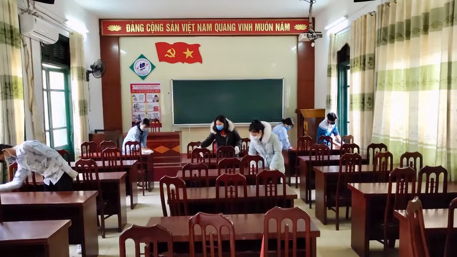 Vệ sinh phòng hội đồng, nơi các GV nghỉ giữa giờ