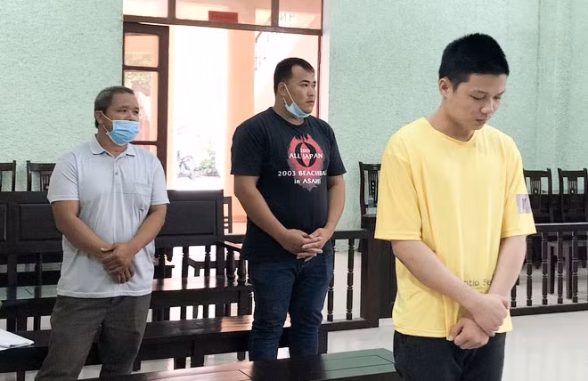 Nhóm đối tượng có hành vi đưa người xuất cảnh trái phép tại phiên toà sơ thẩm.