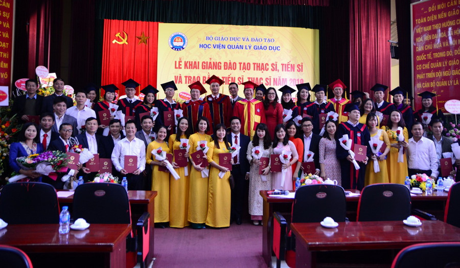 Lãnh đạo học viện chụp ảnh lưu niệm cùng các tân tiến si, thạc si Lãnh đạo học viện chụp ảnh lưu niệm cùng các tân tiến si, thạc si